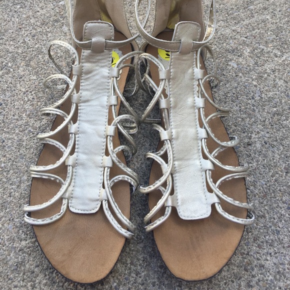 Women's Wanted Light Gold Gladiator Sandals 9M NEW - Picture 1 of 6